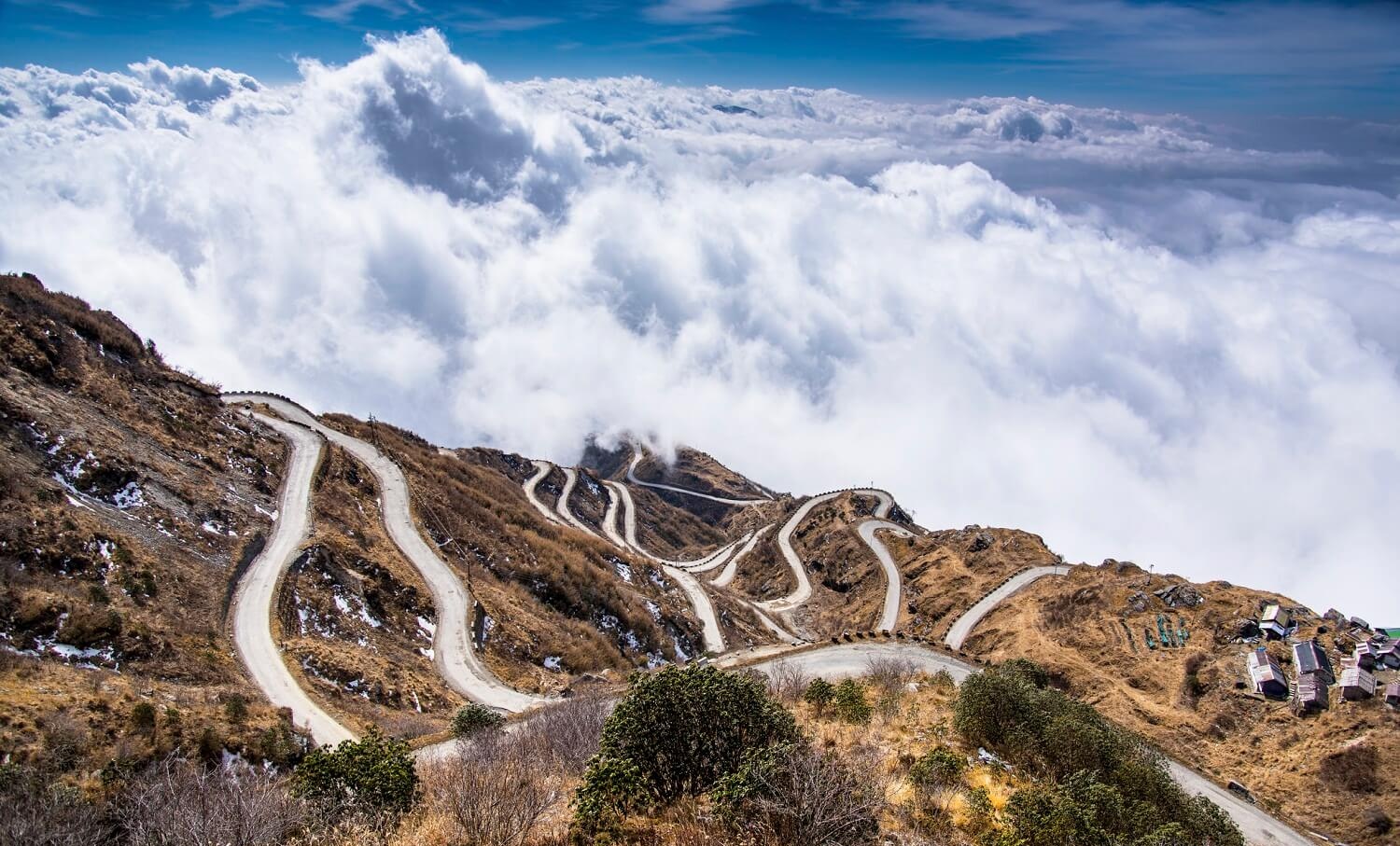 Zuluk Loops – The Iconic Hairpin Bends


                                